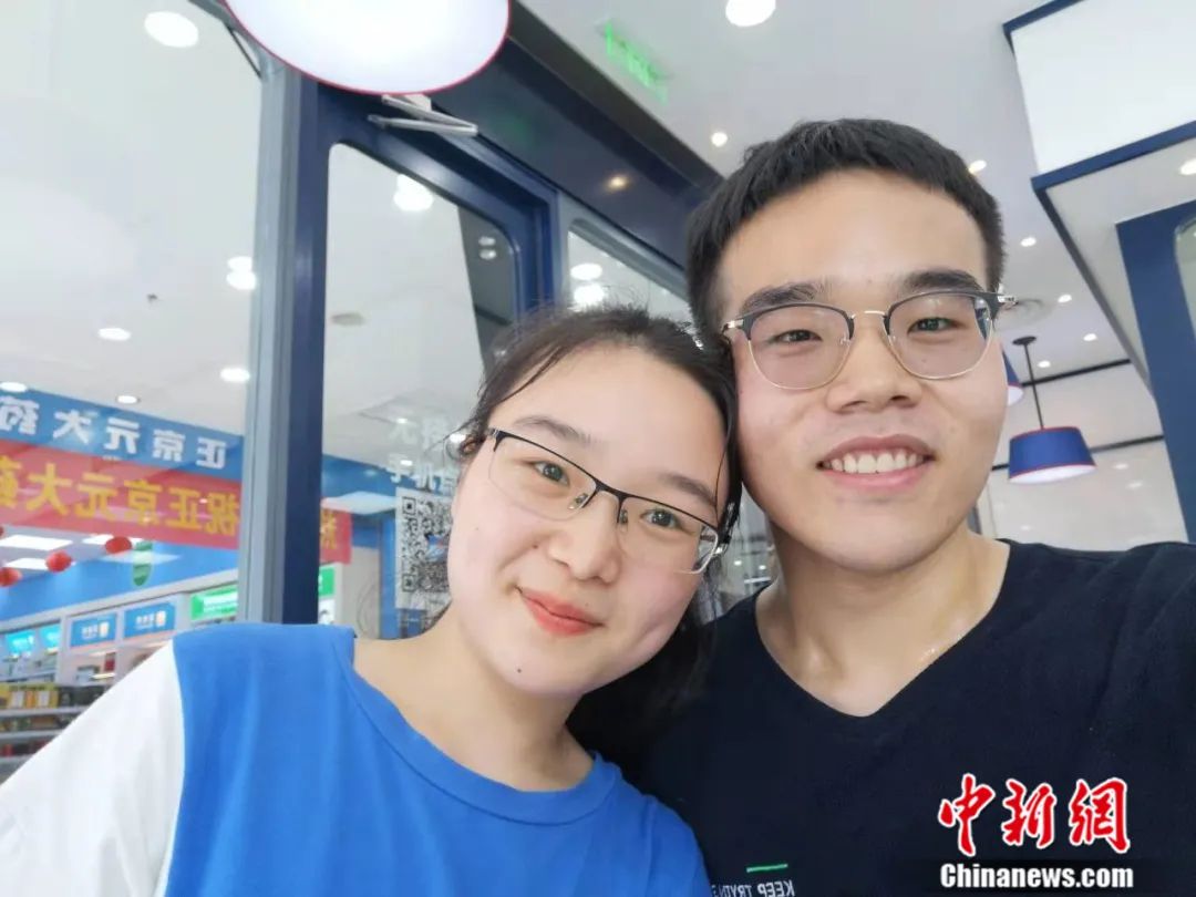 学霸情侣.jpg