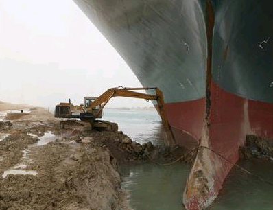 苏伊士运河现场：孤独挖土机终于让巨轮“露出一角”