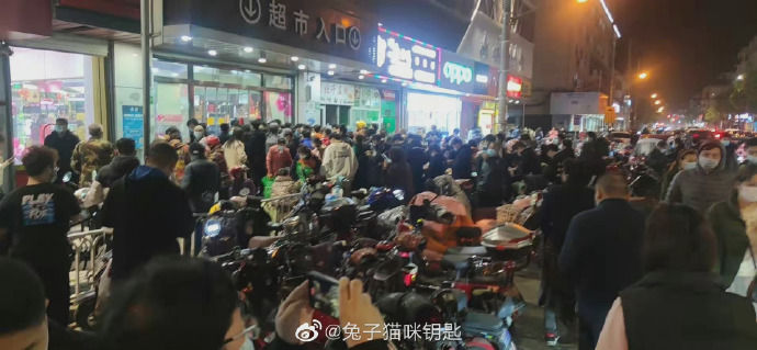 民众连夜赶去抢菜