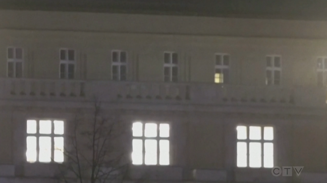 一名持枪男子在布拉格市中心的一所大学大楼内开枪