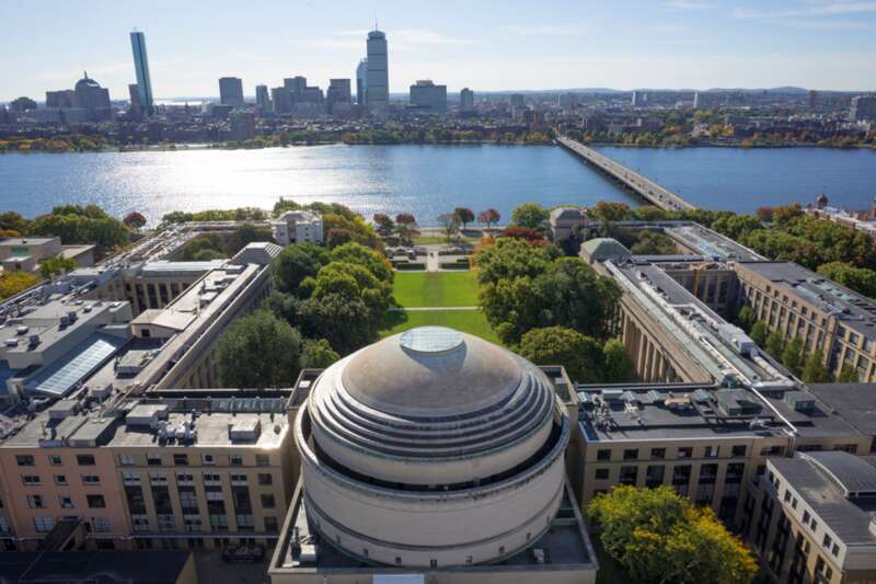 麻省理工学院，全称Massachusetts Institute of Technology，缩写为MIT