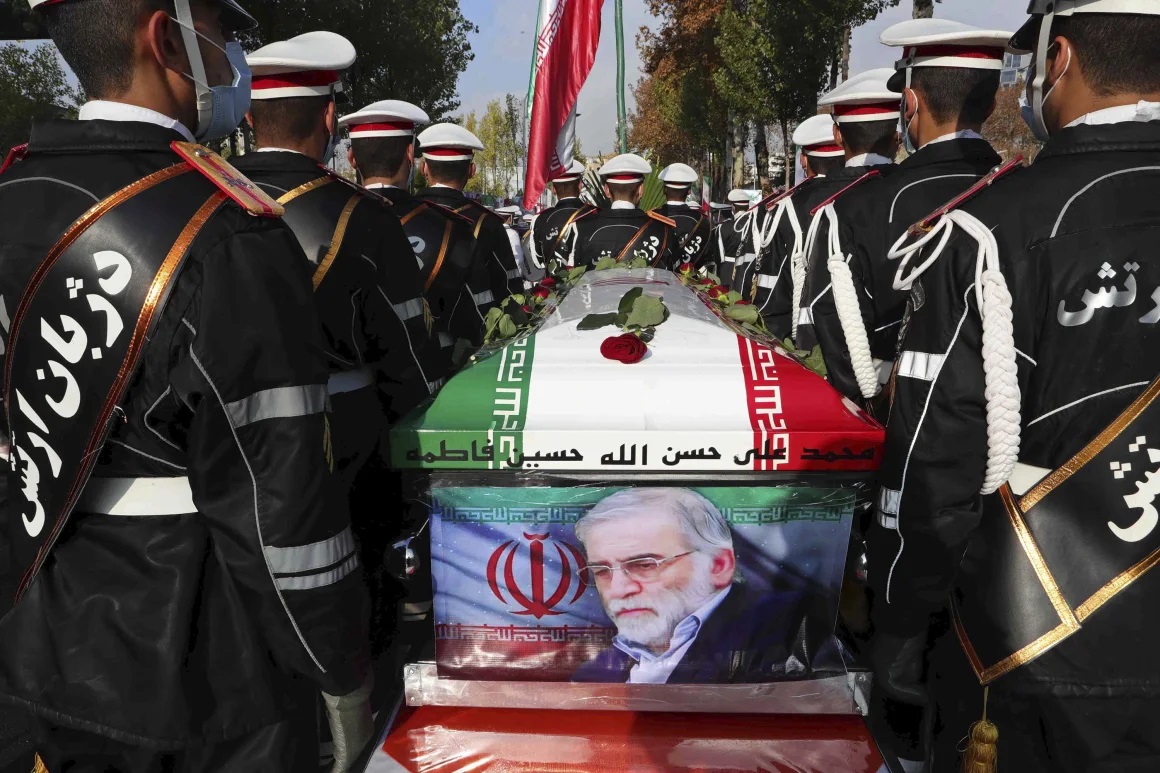 在伊朗德黑兰举行的 Mohsen Fakhrizadeh 葬礼上，军人站在挂着国旗的棺材附近