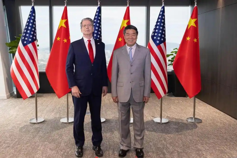 何立峰副总理与美国财政部长贝森特在吉隆坡合影